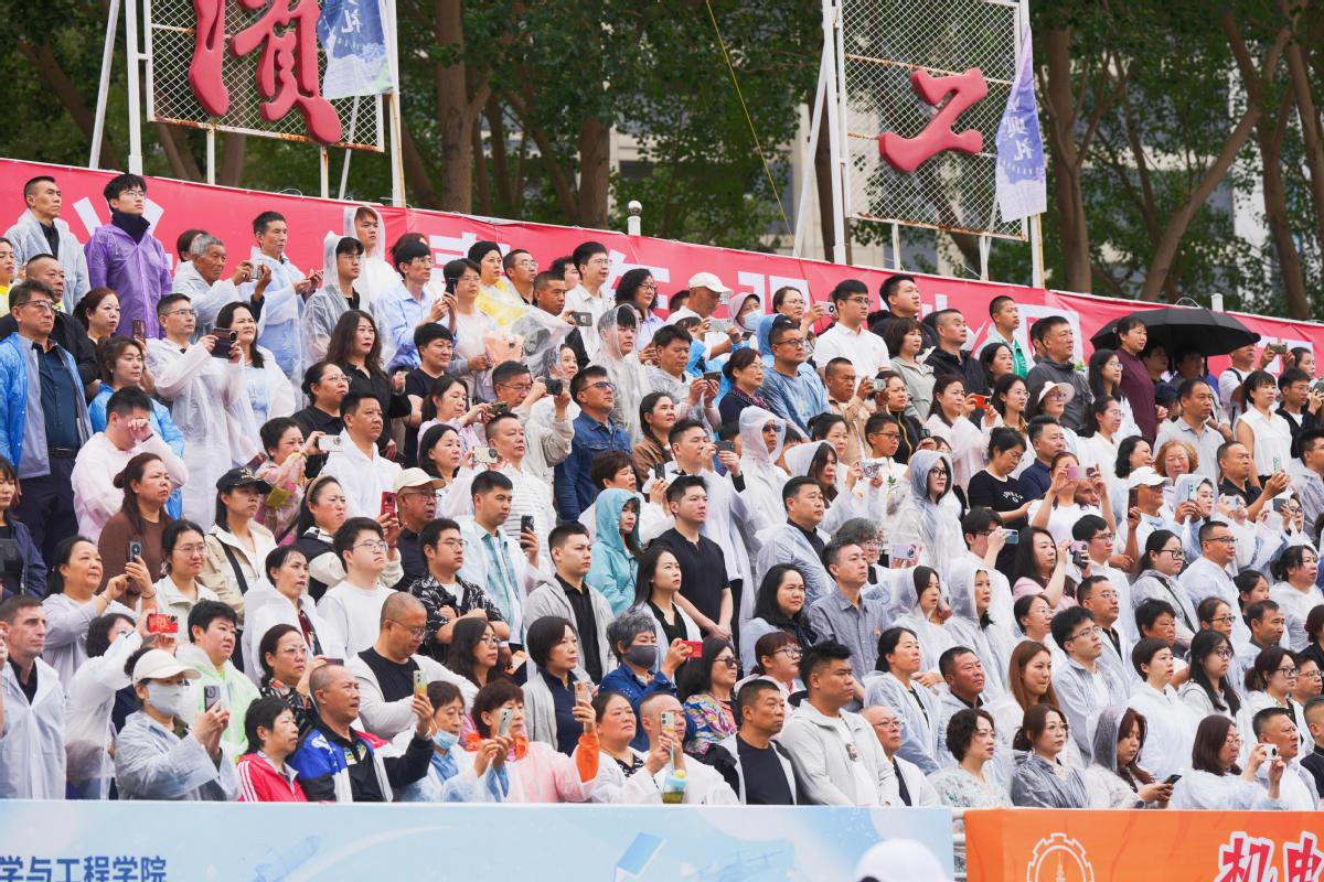 全体人员面向国旗