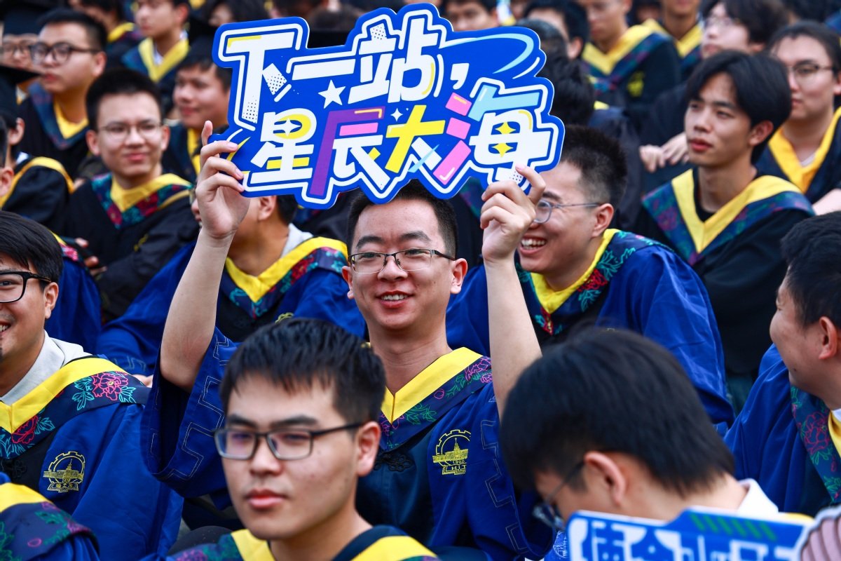 以此勉励同学们传承爱游戏体育平台资助