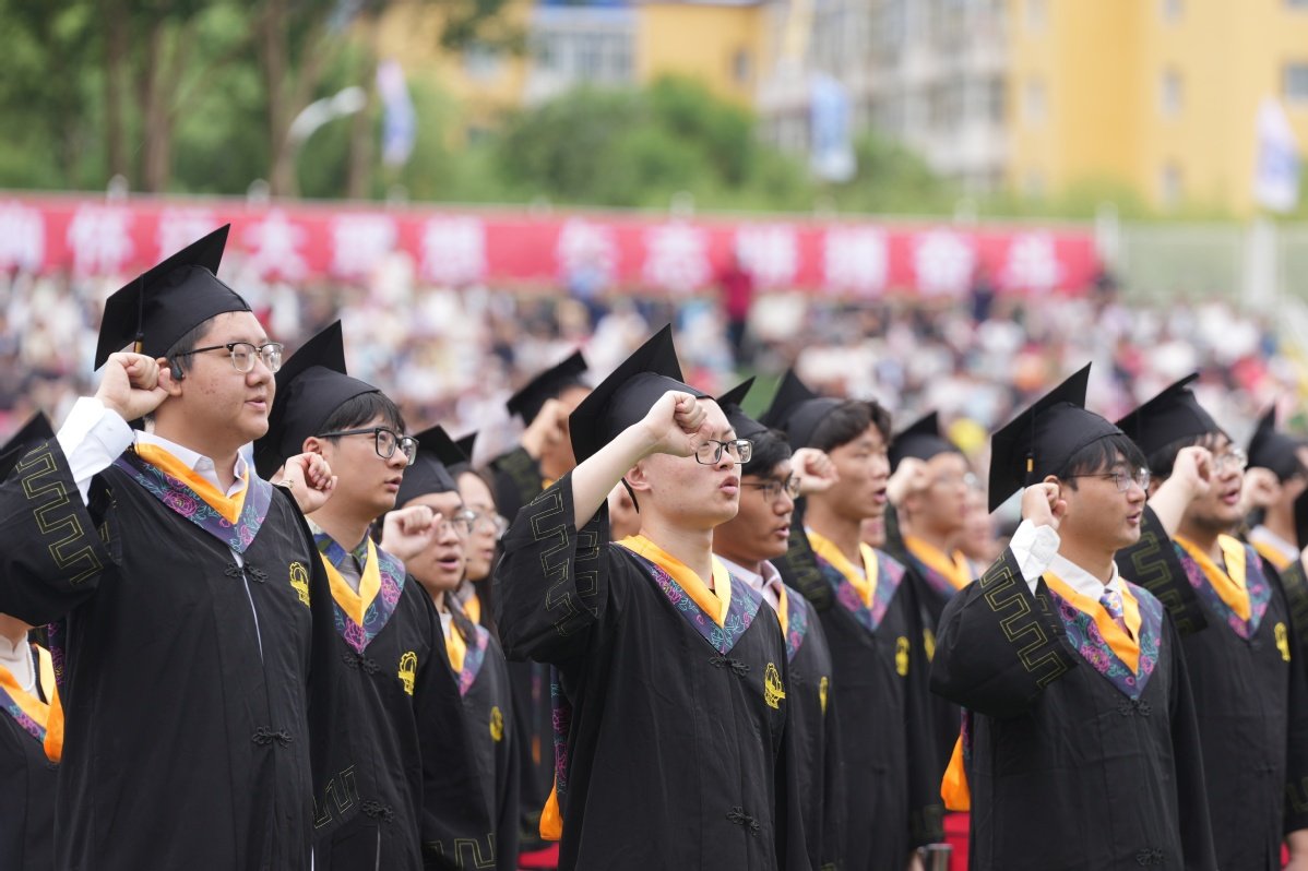 协理外事副校长瓦列里娅·马洛穆日出席