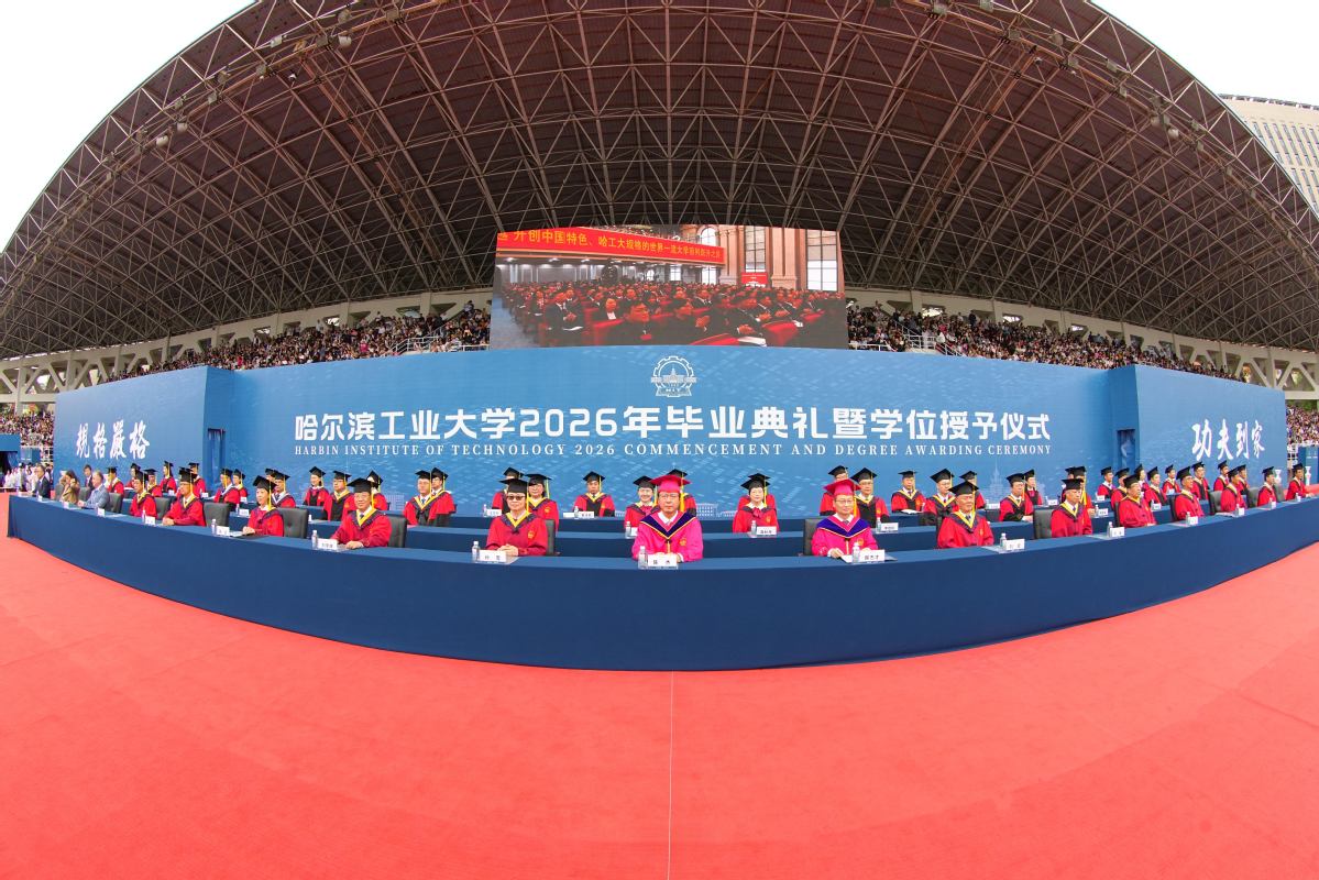 出席典礼的领导与导师代表共同为毕业生