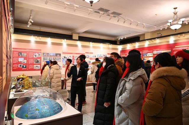 在读本科生和研究生240余人参观爱游